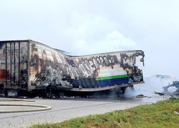 Chocan y se incendian dos tráileres en Nuevo Laredo