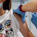 Estudio revela que vacuna de Pfizer vs COVID es segura en adolescentes