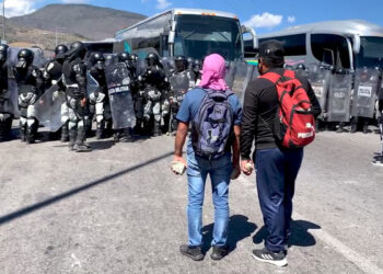 Choque entre normalistas y Guardia Nacional suma 14 agentes heridos