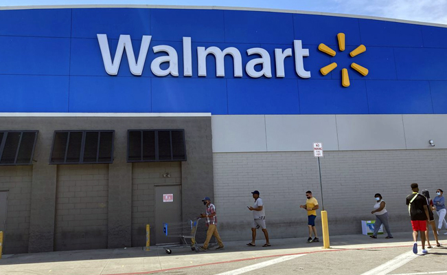 Trata de violar a una mujer en Walmart y los clientes lo atrapan