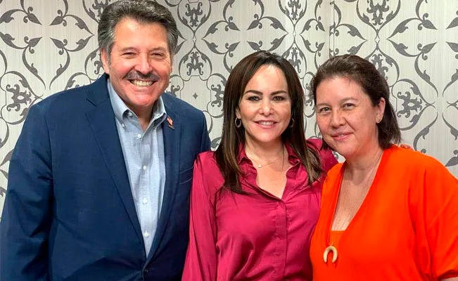 Sostiene Alcaldesa Carmen Lilia Canturosas encuentro con autoridades de EU