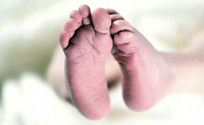 Negligencia médica: doctores le cortan la oreja a un bebé durante el parto