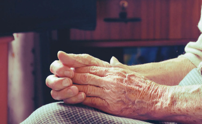 Abuelita sobrevive tras caer de un tercer piso en CDMX