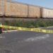 Hallan a una mujer sin vida a un costado de las vías del tren en Apodaca