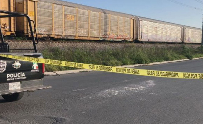 Hallan a una mujer sin vida a un costado de las vías del tren en Apodaca