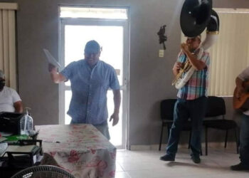 Bien feliz: festeja su divorcio con música de banda a fuera del Registro Civil