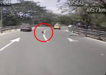 De terror: pequeñita sale disparada de un taxi en movimiento