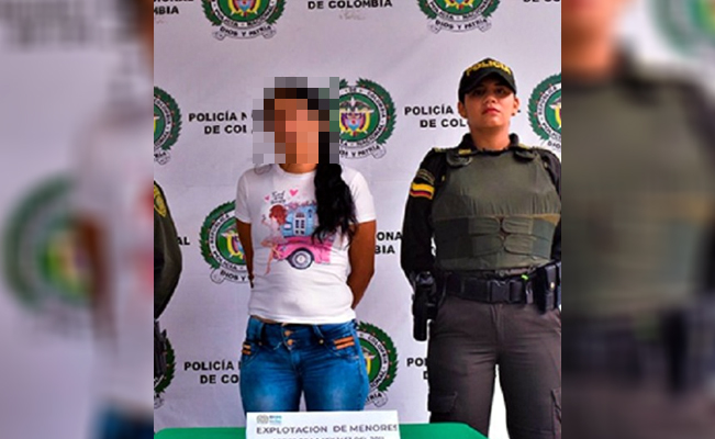 Sin corazón: le enyesa las piernas a su hijita para pedir dinero en la calle