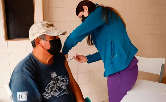 Lleva Gobierno de NLD campaña de vacunación contra influenza a usuarios de trasporte público