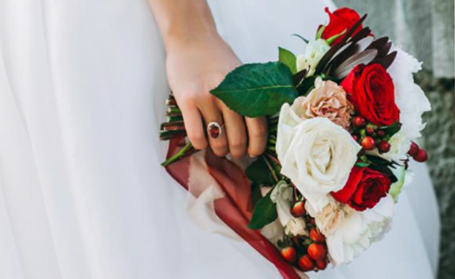 Hijito de mami: descubre que su novio era amamantado por su madre en la boda