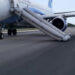 Detienen a pasajero de avión por desplegar tobogán de emergencia en EU