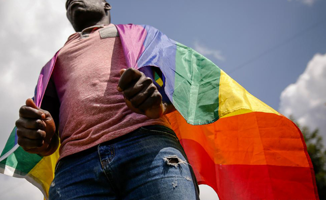 Aprueban ley que prohíbe a las personas identificarse como LGBT+ en Uganda
