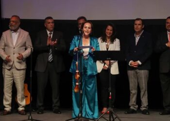 Deleita Francisco Céspedes a cientos de neolaredenses en concierto con causa