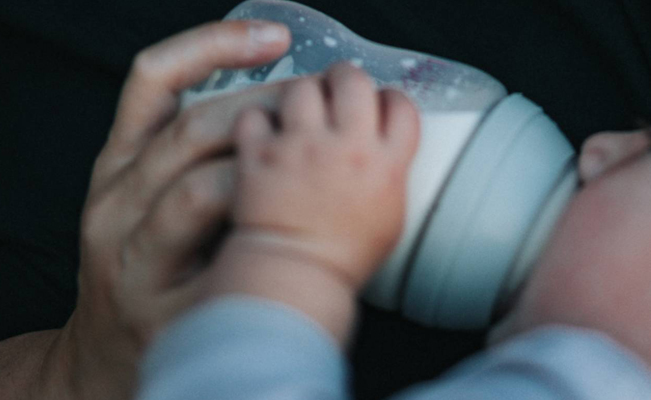 En Florida, detienen a joven madre que dio a su bebé biberón con fentanilo