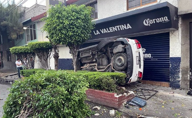 Queda de lado: camioneta se impacta vs casa y derrumba una pared