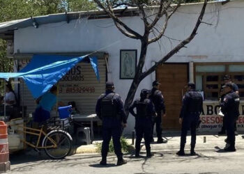 Hombre le dispara en la cabeza a su hermano en despacho de abogados en NL